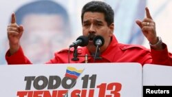 El presidente Nicolás Maduro habla a sus seguidores y miembros de la milicia bolivariana.