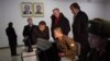 谷歌总裁施密特和前美国墨西哥州州长里查森2013年1月9日在平壤人民大学习堂观看士兵操作电脑