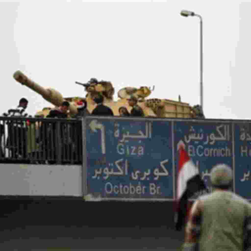 Miembros del ejército en las calles céntricas de El Cairo, Egipto.