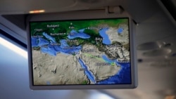 Sebuah layar televisi di pesawat menampilkan rute pesawat dari Tel Aviv, Israel ke Abu Dhabi, Uni Emirat Arab, 31 Agustus 2020. (Foto: Nir Elias/Pool Photo via AP)