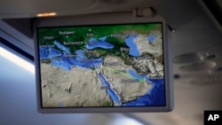 Sebuah layar televisi di pesawat menampilkan rute pesawat dari Tel Aviv, Israel ke Abu Dhabi, Uni Emirat Arab, 31 Agustus 2020. (Foto: Nir Elias/Pool Photo via AP)