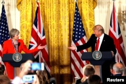 도널드 트럼프(오른쪽) 미국 대통령과 테레사 메이 영국 총리가 지난 1월 27일 백악관에서 회담 후 공동기자회견을 열고있다.