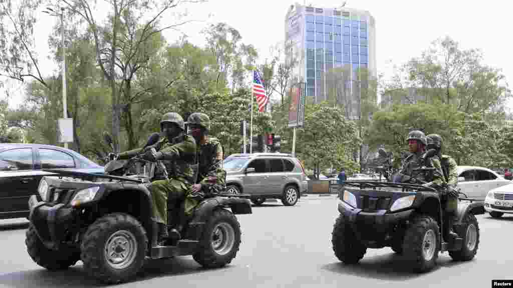 Les policiers kenyans patrouillent avant de recevoir le président américain Barack Obama, Nairobi, 24 juillet 2015.