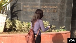 Many college students in India, like those studying at the Sri Venkateswara College of Delhi University, want to pursue postgraduate studies overseas. (Photo: A. Pasricha / VOA)