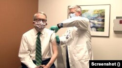 مایک دواین، والی اوهایو هنگام دریافت واکسین کووید۱۹