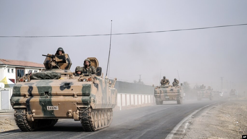 ພວກລົດຖັງຂອງກອງທັບບົກເທີກີ ແລະ ລົດຫຸ້ມເກາະ ບັນທຸກທະຫານ ກຳລັງເຄື່ອນຍ້າຍໄປຍັງເຂດຊາຍແດນ ຂອງຊີເຣຍ ໃນເມືອງ Karkamis ຂອງເທີກີ.