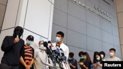 部份被拘留中国深圳的12名港人家属在香港警察总部外对媒体讲话。 (2020年9月20日)