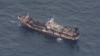 厄瓜多尔海军在加拉帕戈斯群岛附近的太平洋海域上监视一支大多插着中国国旗的渔船船队中的一艘渔船。（2020年8月7日）