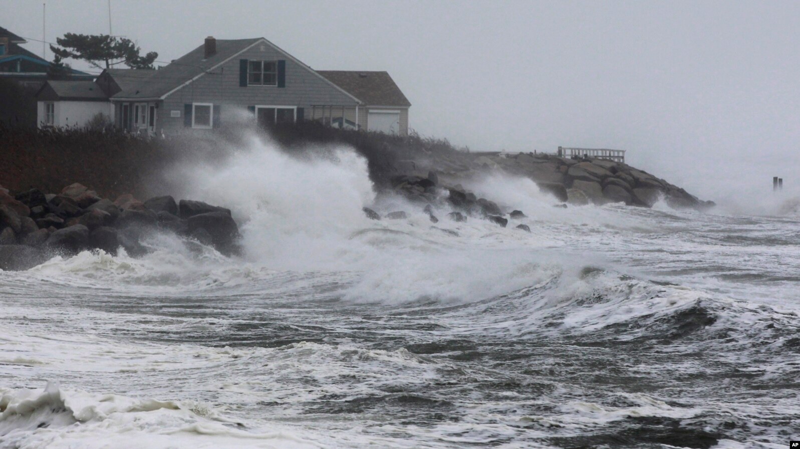 Tư liệu - Sóng đập vào bờ biển gần những căn nhà ở Narragansett, bang Rhode Island, khi Siêu bão Sandy càn quét vùng đông bắc của Mỹ, ngày 29 tháng 12, 2012.