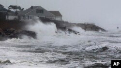Tư liệu - Sóng đập vào bờ biển gần những căn nhà ở Narragansett, bang Rhode Island, khi Siêu bão Sandy càn quét vùng đông bắc của Mỹ, ngày 29 tháng 12, 2012. 