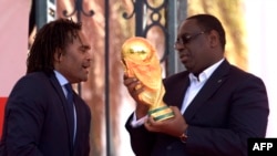 Le champion du monde de 1998 Christian Karembeu et le président sénégalais Macky Sall, à Dakar, le 11 mars 2018.