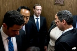 El fundador y CEO de Facebook, Mark Zuckerberg sale de la oficina del legislador John Thune, republicano por Dakota del Sur, presidente de la Comisión de Comercio del Senado. Abril 9 de 2018.