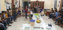 Suasana makan malam bersama di asrama Panti Asuhan Benih Kasih Surabaya, 27 April 2020. (Foto: Perus Riski/VOA)