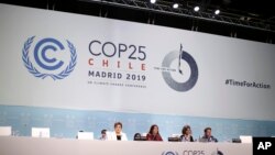 Tras dos semanas de negociaciones sobre la lucha contra el calentamiento global, los delegados aprobaron declaraciones pidiendo más ambición en la reducción de emisiones de gases de efecto invernadero y en la ayuda a países pobres afectados por el cambio climático. Foto AP