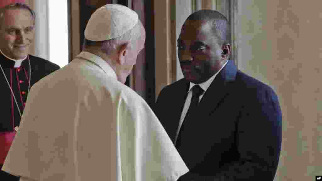 Le pape François, serre la main de Joseph Kabila président de la RDC, lors d&#39;une audience, au Vatican, le 26 septembre 2016.