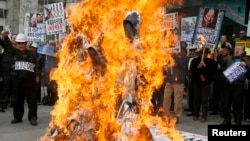 Người biểu tình Nam Triều Tiên đốt hình nộm của các lãnh đạo Bắc Triều Tiên tại trung tâm thủ đô Seoul.