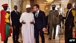 Le président français Emmanuel Macron, à droite, marche à côté de l'ancien président malien Ibrahim Boubacar Kaita lors d'un sommet du G5 Sahel, à Bamako, le 2 juillet 2017.