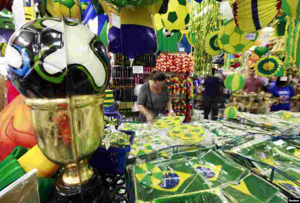 Pessoas procuram recordações do Mundial de Futebol numa loja em São Paulo. O Mundial vai realizar-se no Brasil entre 12 de Junho e 13 de Julho.&nbsp;Maio &nbsp;7, 2014.&nbsp;