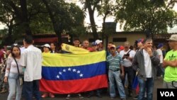 Venezolanos esperan para cruzar frontera este 23 de Febrero para recibir ayuda humanitaria.