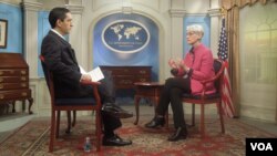 Siamak Dehghanpour del servicio persa de la Voz de América entrevista a la secretaria de Estado adjunta para Asuntos Políticos, Wendy Sherman.