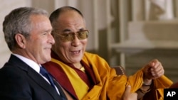 小布什总统与达赖喇嘛在国会圆顶大厅举行的国会金质奖颁奖典礼期间交谈。（2007年10月17日）