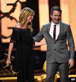 Dermot Mulroney, a la derecha, presenta el Premio a la Mujer de la Década década a Julia Roberts en los Guys Choice Awards en Sony Pictures Studios el sábado 4 de junio de 2016 en Culver City, California (foto de Chris Pizzello / Invision / AP)