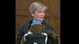 La députée travailliste Stella Creasy portant son bébé lors d'un débat au Parlement à Londres, le 23 novembre 2021.