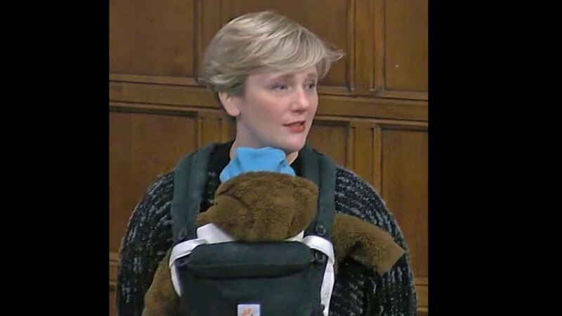 Une députée britannique venue au Parlement avec son bébé crée le débat