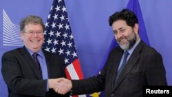 EU chief negotiator Ignacio Garcia Bercero, right, shakes hands with U.S. Assistant Trade Representative for Europe and the Middle East, Daniel Mullaney, Brussels, Nov. 11, 2013.