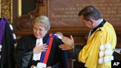 Michele Bachelet, saat menjabat Presiden Chile, menerima sambutan setelah dianugerahi gelar Doktor Honoris Cause oleh Presiden Universitas Sorbonne Carles Bonafous-Murat (kanan) dalam sebuah upacara di Universitas Sorbonne, di Paris, 8 Juni 2015.
