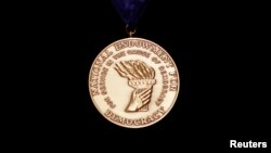 Huy chương của Quỹ Quốc gia vì Dân chủ trưng bày tại Thư viện Quốc hội tại Washington.