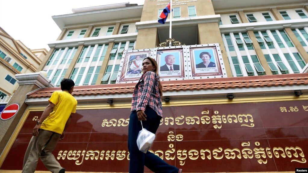 រូបឯកសារ៖ មនុស្ស​ម្នា​ដើរ​កាត់​សាលា​ដំបូង​រាជធានី​ភ្នំពេញ ថ្ងៃទី១១ ខែធ្នូ ឆ្នាំ២០១៨។