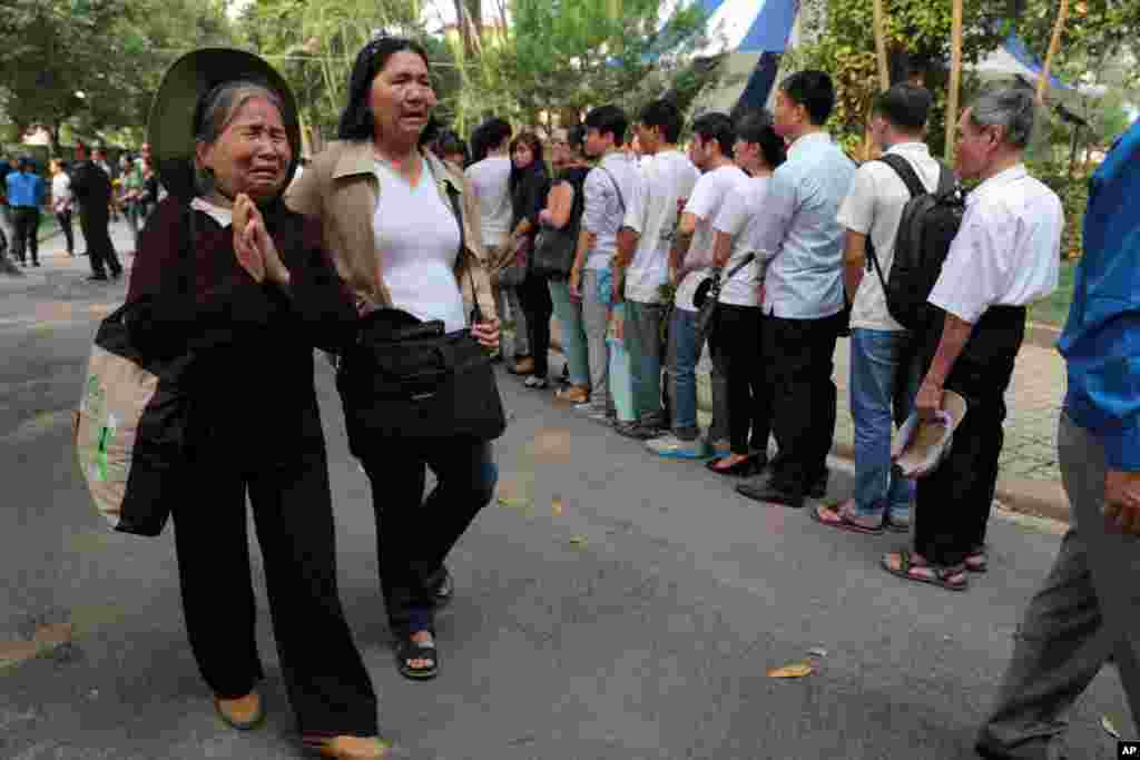 Hai phụ nữ bật khóc sau khi đến viếng Tướng Võ Nguyên Giáp tại Hà Nội, ngày 6/10/2013.