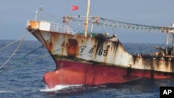 Sebuah kapal berbendera China berlabuh di laut lepas di luar perairan teritorial Ekuador dekat Kepulauan Galapagos pada 19 Juli 2021. (Foto: via AP)