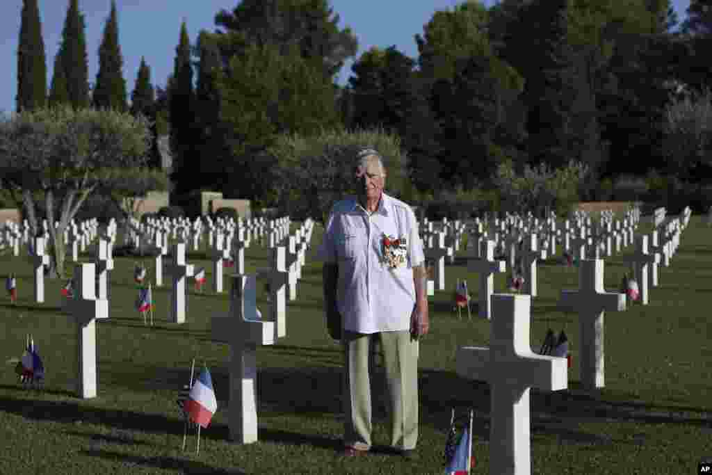 یک کهنه سرباز فرانسوی از گورستان سربازان آمریکایی در جنگ دوم جهانی در جنوب فرانسه دیدن می کند.