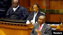 Le président Cyril Ramaphosa s'adresse aux députés après avoir été élu président au Parlement du Cap, en Afrique du Sud, le 15 février 2018.