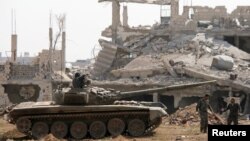지난 29일 시리아 정부군이 다마스쿠스 야르무크 팔레스타인 수용소 인근 알카담 지역에서 탱크를 몰고 가고 있다. 