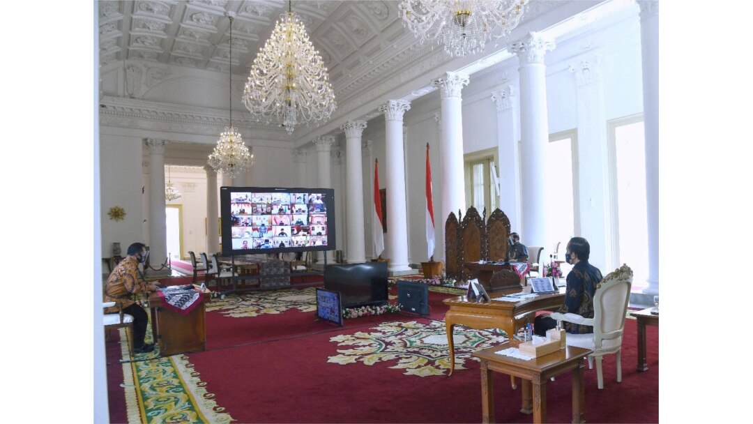 Presiden Jokowi di Istana Kepresidenan Bogor, Selasa (1/9) memberikan arahan kepada para Menteri dan Gubernur di Seluruh Indonesia Secara Virtual untuk mengoptimalkan belanja Daerah dan menurunkan kasus Covid-19 (Setpres RI).