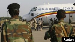 Les soldats tchadiens gardent un avion militaire à l'aéroport tchadien, le 2 novembre 2007.