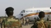 Les soldats tchadiens gardent un avion militaire à l'aéroport tchadien, le 2 novembre 2007.