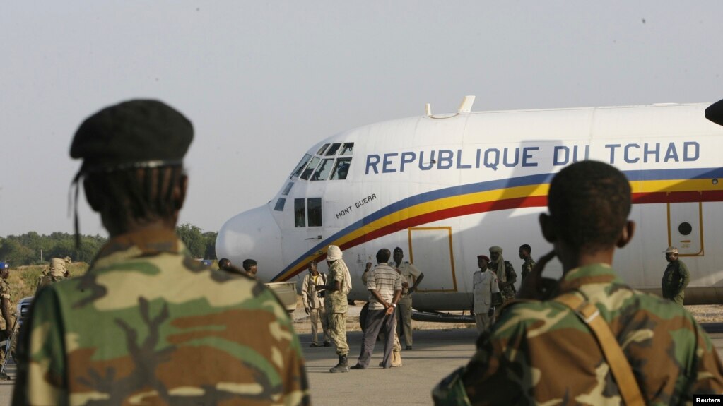 Les soldats tchadiens gardent un avion militaire à l'aéroport tchadien, le 2 novembre 2007.