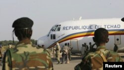 Les soldats tchadiens gardent un avion militaire à l'aéroport tchadien, le 2 novembre 2007.