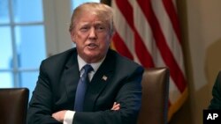 Presiden Donald Trump berbicara di Ruang Kabinet, Gedung Putih, di Washington, pada pembukaan rapat dengan para pemimpin militer, Senin, 9 April. 