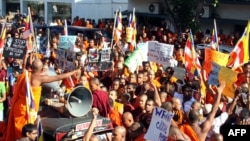 Ratusan biksu Budha berdemonstrasi di depan kantor perwakilan Bangladesh di Colombo, Sri Lanka hari Kamis (4/10). 