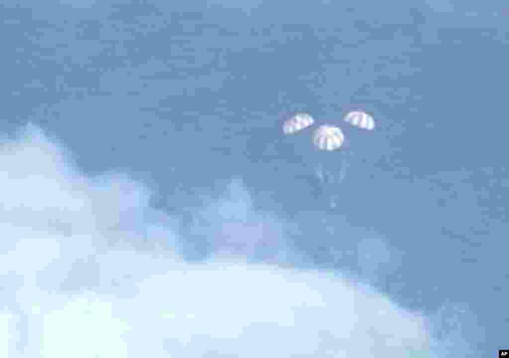 صحنه&zwnj;ای از فضاپیمای اوریون در حال فرود، و پیش از افتادن به آب در اقیانوس آرام &ndash; ۱۴ آذر