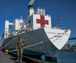 美國海軍醫療船“慈悲號”在洛杉磯的世界郵輪碼頭。 (美國海軍3月27日資料照)