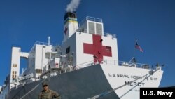 Kapal rumah sakit Angkatan Laut AS, USNS Mercy, di Los Angeles, 27 Maret 2020. (Foto: US Navy)
