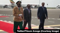 Le Premier ministre éthiopien, Abiy Ahmed, au centre, reçoit le président érythréen Issaias Afeworki, à droite, à l’aéroport d’Addis Abeba, Ethiopie, 14 juillet 2018. (Twitter/Fitsum Areaga)