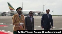Le Premier ministre éthiopien, Abiy Ahmed (au centre) reçoit le président érythréen Issaias Afeworki (à droite) à Addis Abeba, Ethiopie, le 14 juillet 2018.