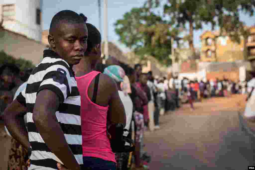 A line of voters snakes out of a polling station onto the street in Freetown, Sierra Leone's capital, March 7, 2018. (Photo: Jason Patinkin / VOA) 
